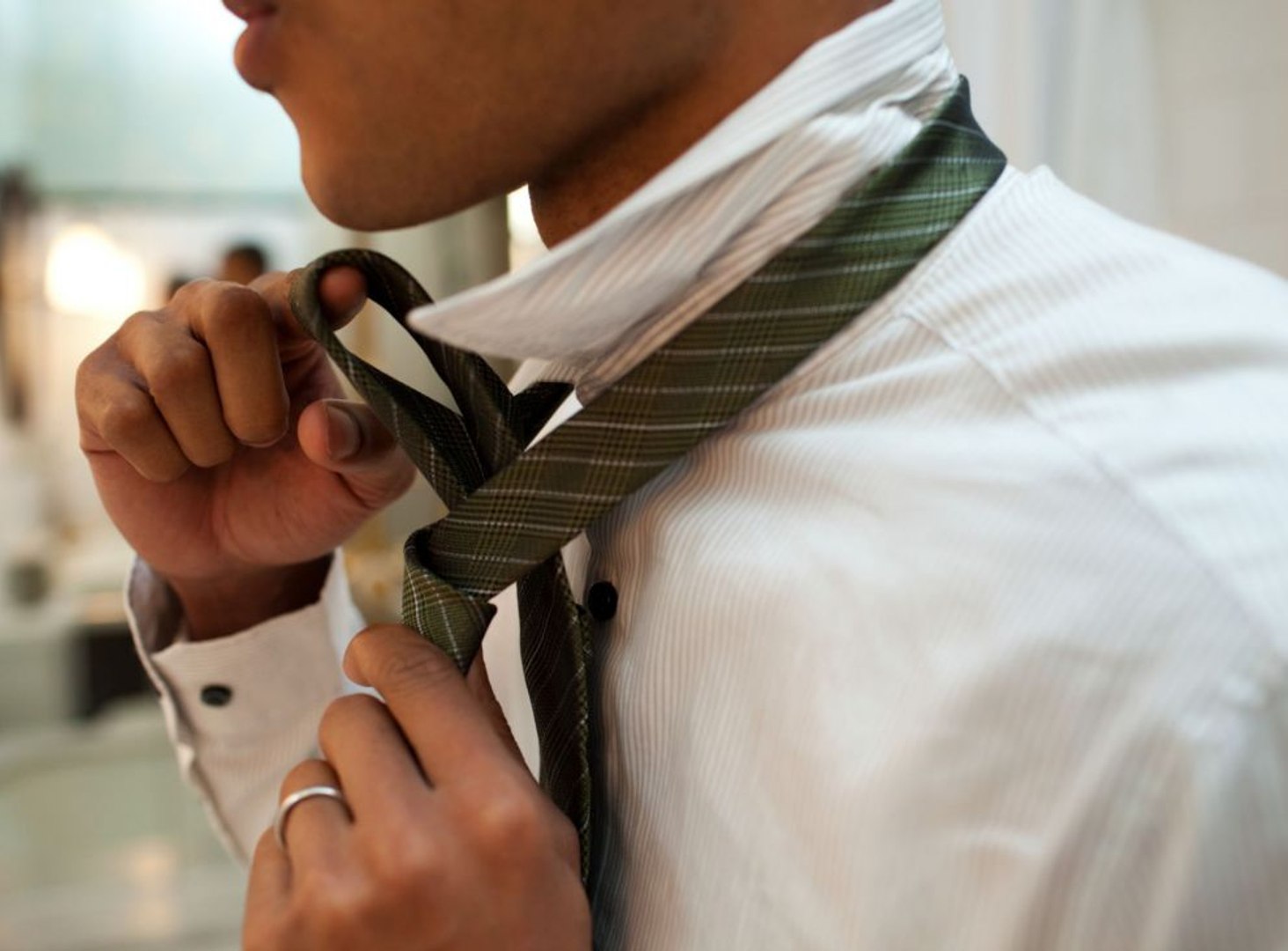 Comment faire une noeud de cravate simple - Vidéo Dailymotion