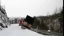 Un camion tombe dans la falaise
