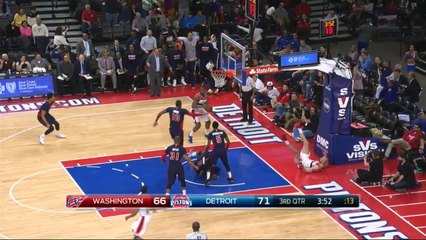 Andre Drummond contre la tentative de dunk de Marcin Gortat
