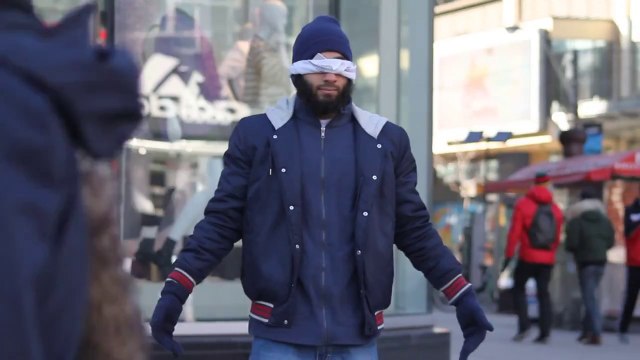 Un musulman se bande les yeux et offre des câlins aux passants
