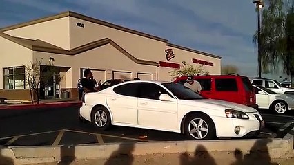 Suite à une altercation, il s'accroche à l'arrière de sa voiture !