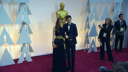 Oscars 2015: Eddie Redmayne and his wife on the red carpet