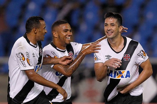 Com arbitragem confusa, Vasco vence o Flu no Niltão