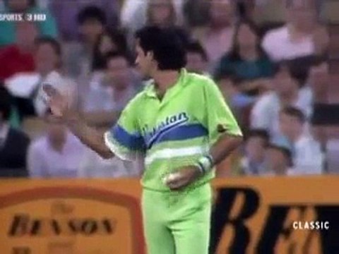 Watch How Batsman’s Legs Trembling While Facing Imran Khan’s Bowling, Rare Video - Video Tarka