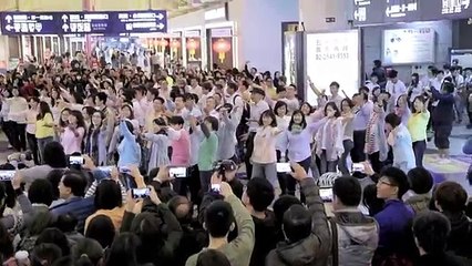 驚喜合唱 民歌四十 Flash Mob Chorus at Ban Qiao Rail Station