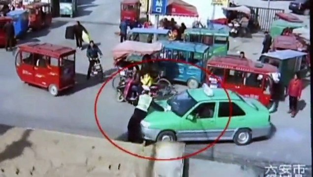 Dunya News - Police officer dragged 300 meters by taxi