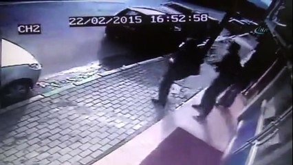 Araçlara çarpıp takla attı