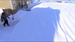 Un homme creuse un tunnel sous la neige pour atteindre sa voiture... ça neige fort au canada!