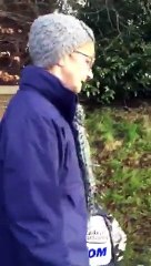 Une femme attrapée en train de voler des fleurs sur une tombe!