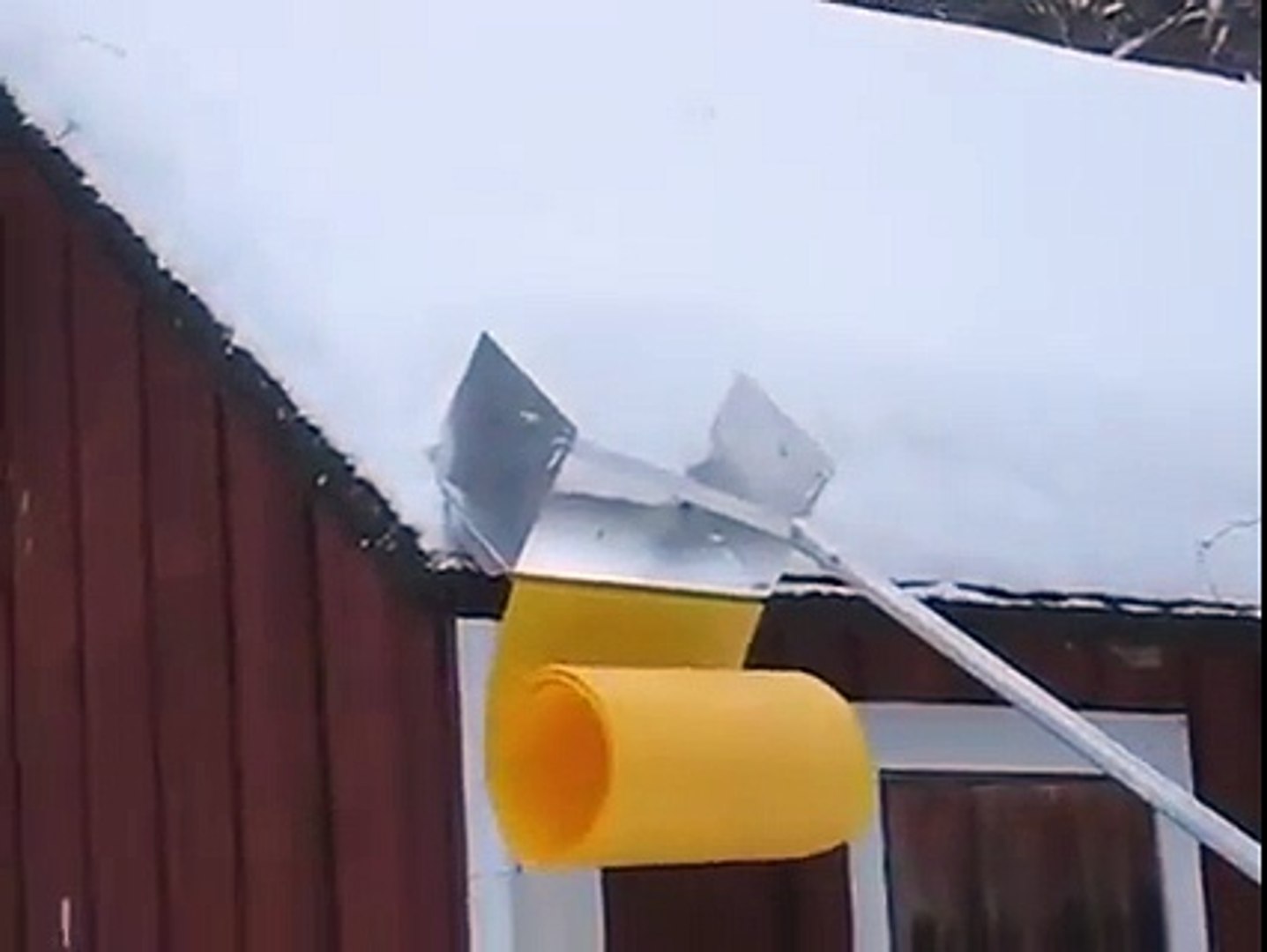 Un outil incroyable pour enlever la neige sur un toit - Vidéo Dailymotion