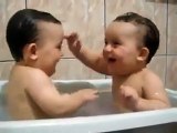 Banyo Yaparken Aşırı Derecede Mutlu Olan İkizler