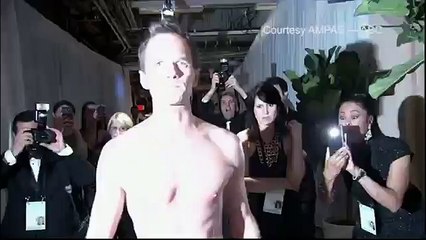 Neil Patrick Harris rejoue une scène de ''Birdman'' et arrive sur scène en sous-vêtements