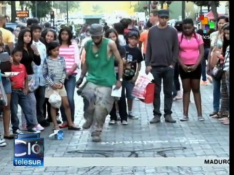 Artista plástico interviene espacios públicos con su arte efímero