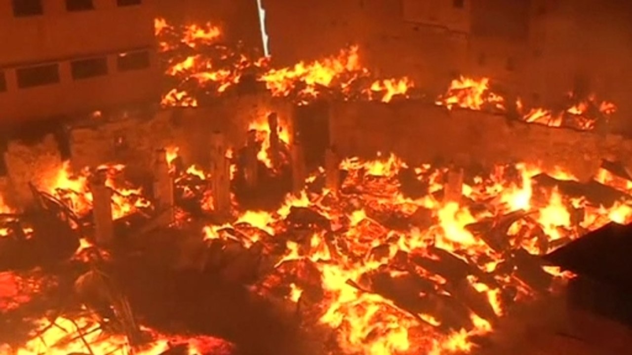Residents flee Karachi blaze