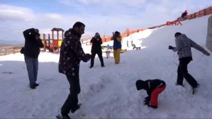 Çağla Şikel ve Alişan Palandöken'de Çocuklar Gibi Eğlendi