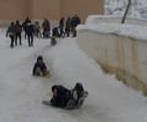 Ütü masası ve su bidonuyla kaydılar