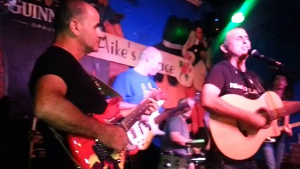 Blue sued shoes קובי הדר שר אלביס במייקס פלייס