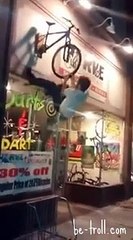 Monter sur un vélo qui sert d'enseigne