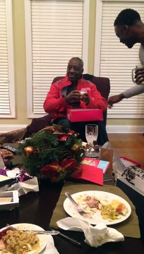 Un papa, fan de Football américain reçoit des billets pour le Sugar Bowl - Réaction magique!