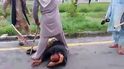 Tahir ul Qadri ke banday Police walay ko martay howe