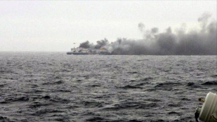 Grèce : une tempête complique l'évacuation du ferry en feu