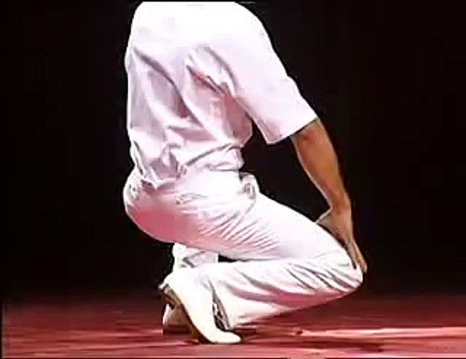 Kenan İmirzalıoğlu harmandalı oynuyor.. Çok güzel mutlaka izlemelisiniz...