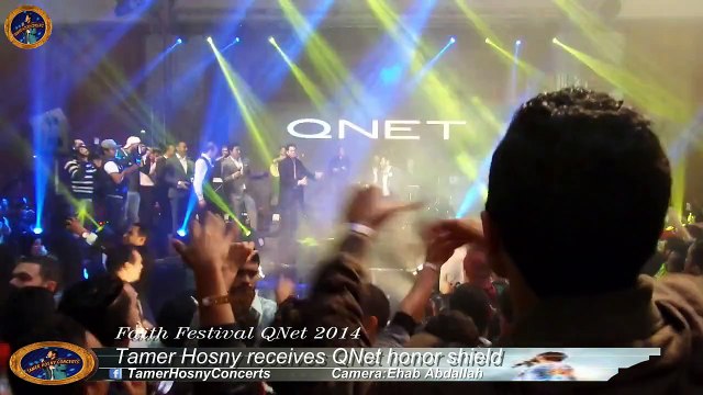Tamer Hosny receives QNet honor shield - Faith Festival QNet 2014