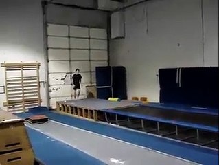 من فضلك اجلس اثناء مشاهد الفيديو