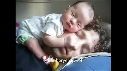 Babasının Yüzünde Uyuyan Bebek