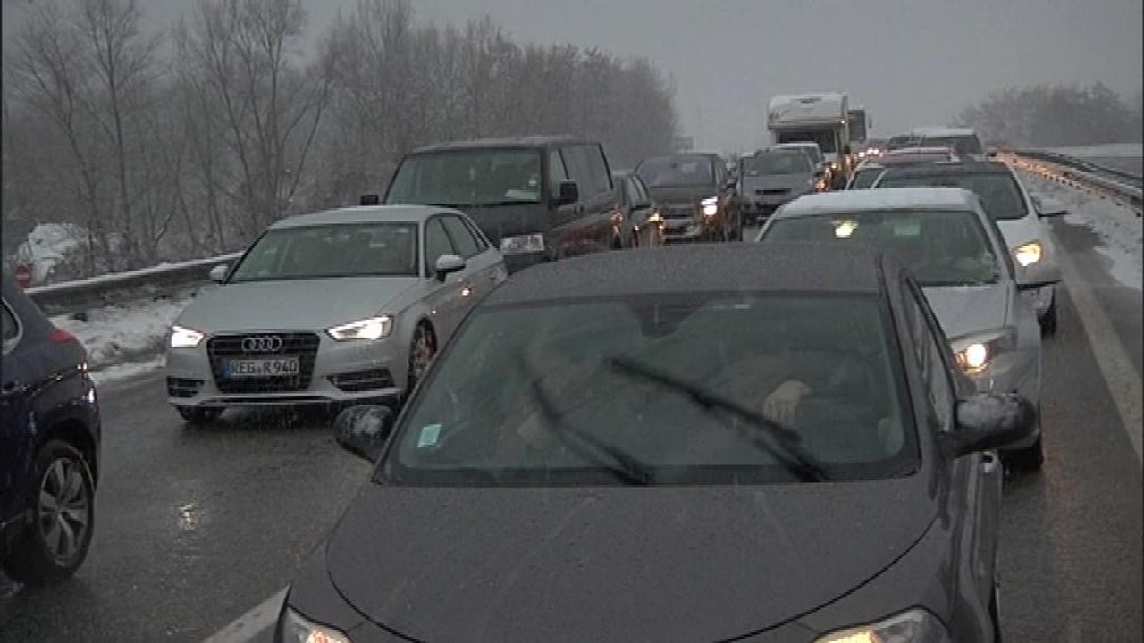 Neige: la journée de galère des automobilistes sur la route des Alpes