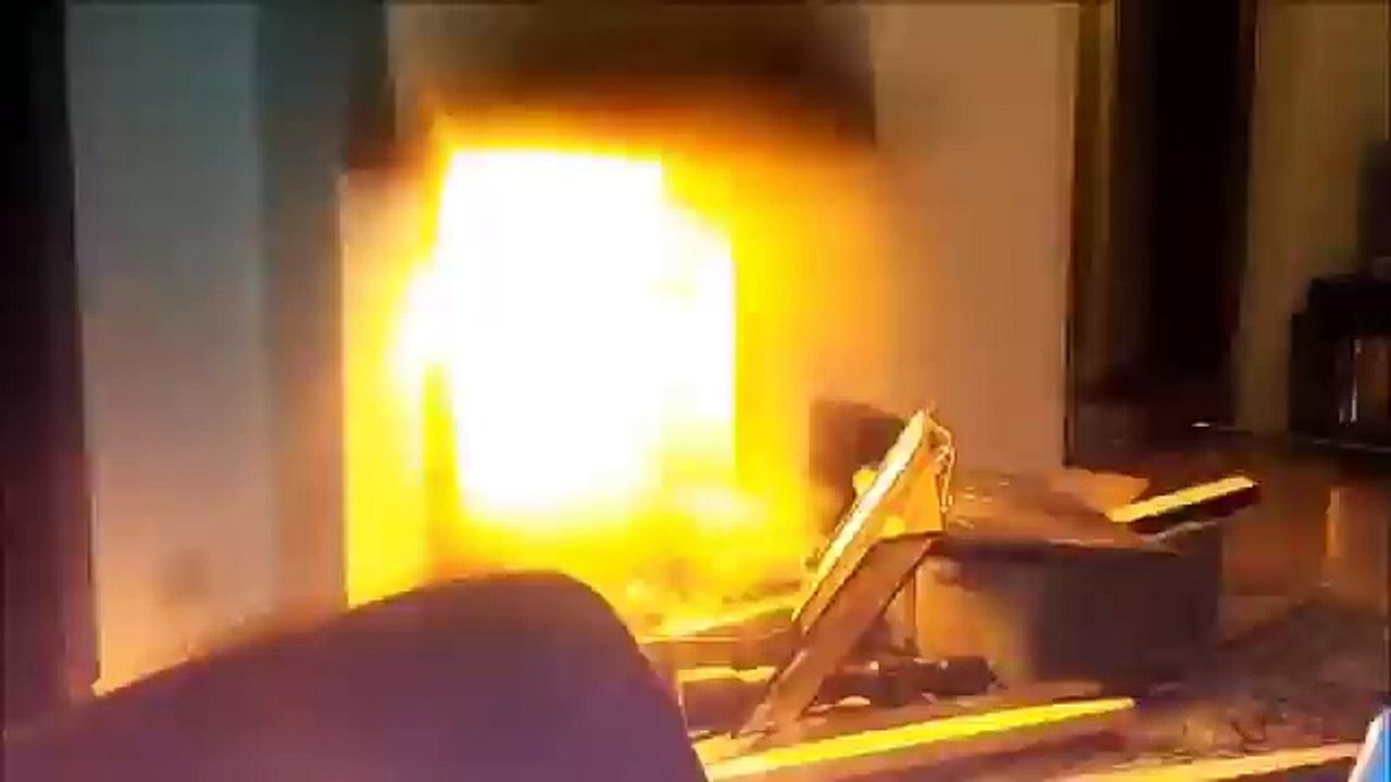 Un idiot ivre jette une bombe aerosol dans une cheminée