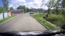 Un motard atterrit entre deux voitures - Angry Teddy vidéo insolite