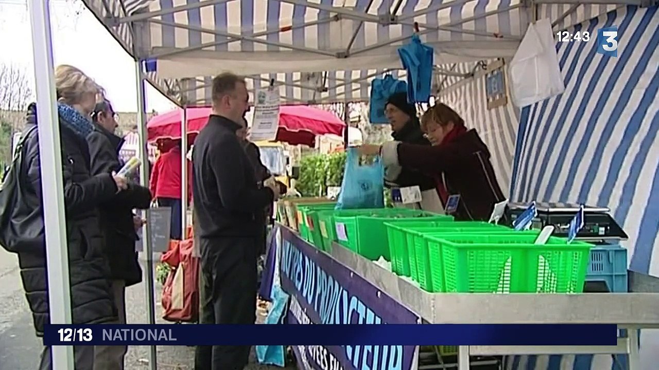 Un homme trouve deux perles dans ses huîtres