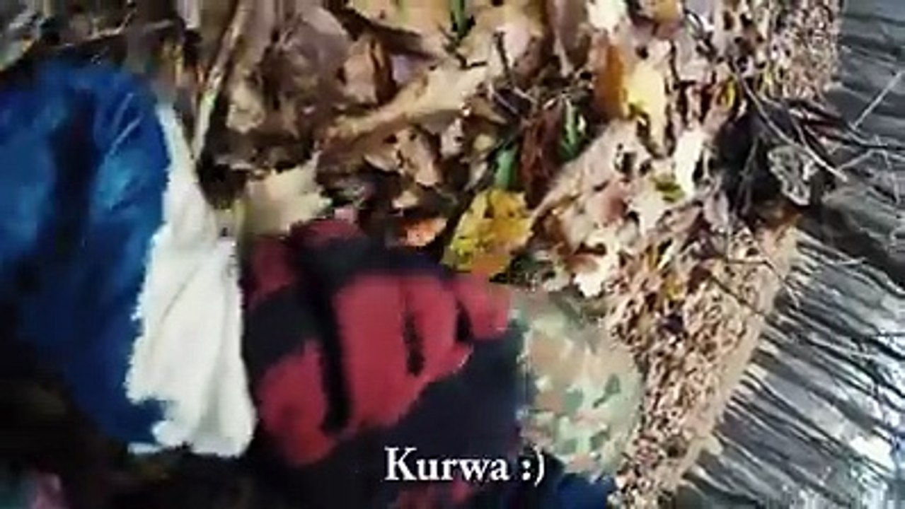 Un homme en motocross se fait agresser par un fou lors d'une ballade en forêt