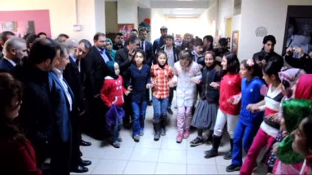 Bakan Şimşek, Öğrencilerle İngilizce Sohbet Etti