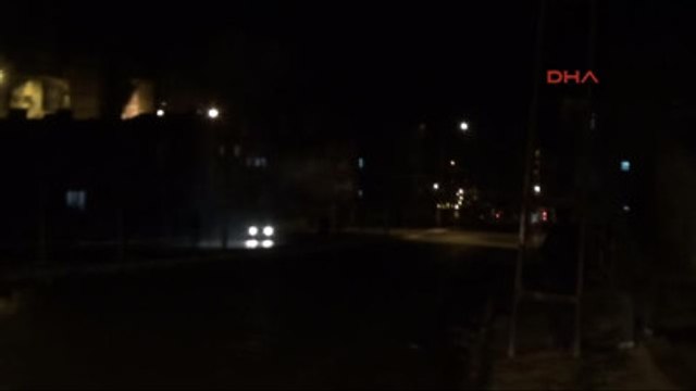 Hakkari'de Maskeli Grup Ateş Yakıp Olay Çıkardı