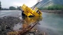Powerful Russian tractor driver escaped from mud in a river