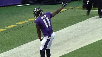 Flacco throws a 2-yard touchdown pass to Aiken