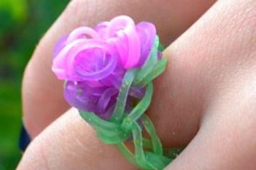 Bague en élastiques Fleur de trèfle rainbow loom flower DIY