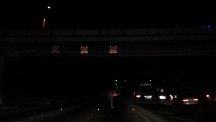 Hombre Drogado Se tira desde un puente para escapar de la Policía En México