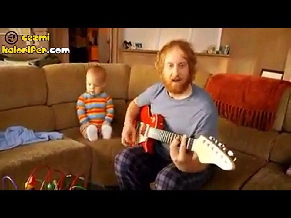 Süper Gitar Çalan Bebek (Fake Lan Hemen Yemeyin)