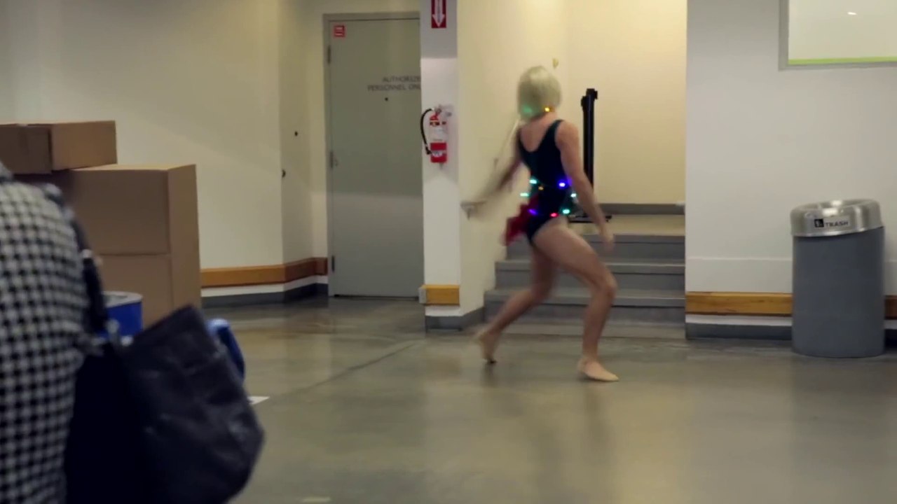 Parodie de SIA un imitateur fait le choré de Chandelier à IKEA