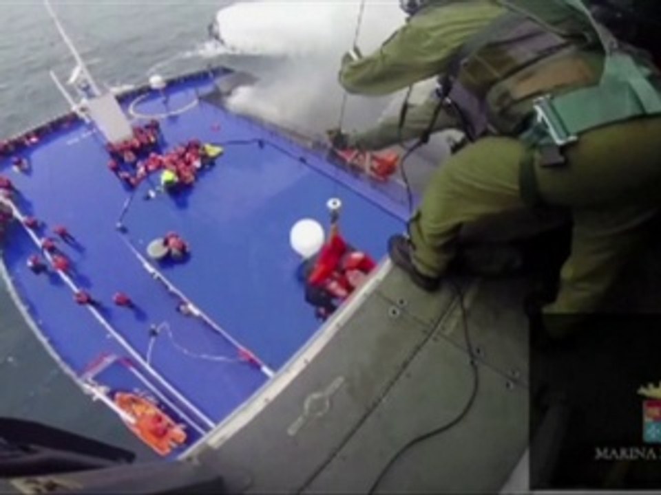 Incendie du ferry italien : les difficiles opérations de sauvetage se poursuivent