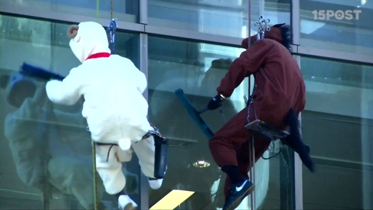 Lava ventanas con espiritu navideño se divierten en alto edificio - 15post