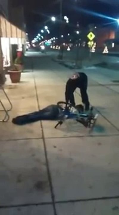 Un gars bourré grimpe sur une enseigne de magasin, chute et fini KO! FAIL...