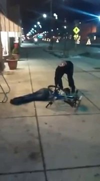 Un gars bourré grimpe sur une enseigne de magasin, chute et fini KO! FAIL...