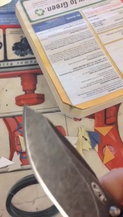 Découper un bottin avec un couteau très très bien aiguisé!