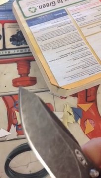 Découper un bottin avec un couteau très très bien aiguisé!