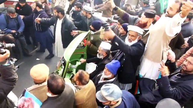امیر جماعت اسلامی سراج خود رکشہ چلا کر ریلی کی قیادت کر رہے ہیں