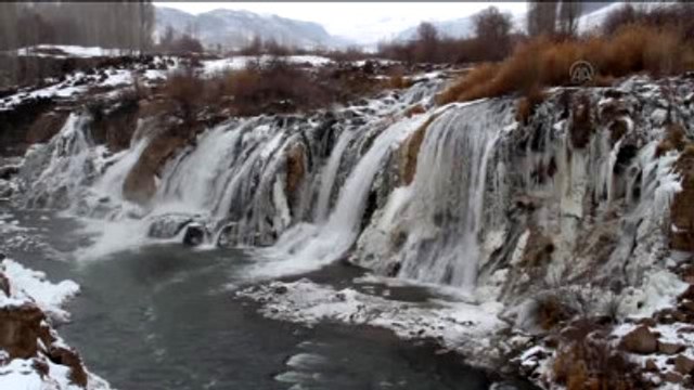 Muradiye Şelalesi Kısmen Dondu